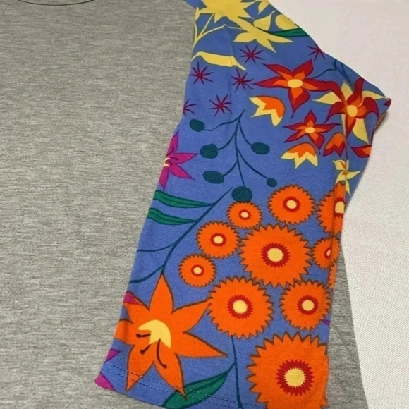 LULAROE Women’s T-Shirt,Tee-Shirt.Size L. Vibrant Colors❣️ - Picture 3 of 4